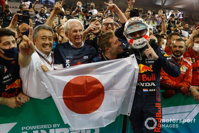 El campeón de pilotos de 2021, Max Verstappen, Red Bull Racing, 1ª posición, lo celebra en el Parc Ferme con su equipo, entre ellos Helmut Marko, asesor de Red Bull Racing y Masashi Yamamoto, director general de Honda Motorsport 