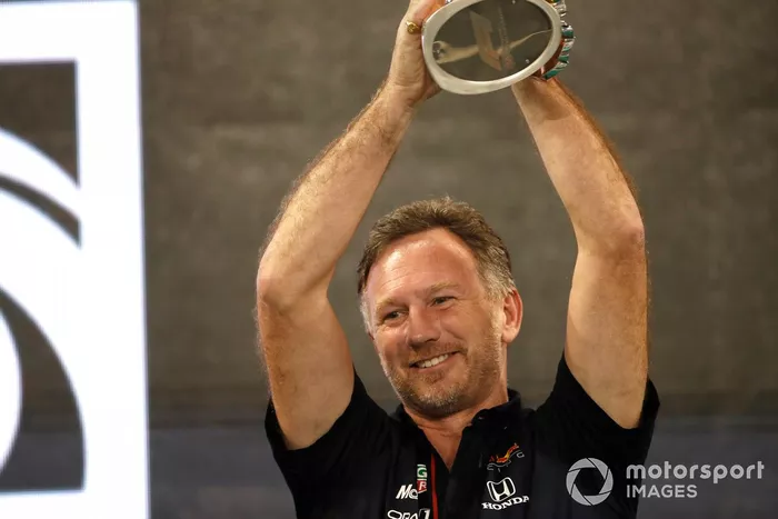Christian Horner, director del equipo Red Bull Racing, levanta el trofeo de Constructores