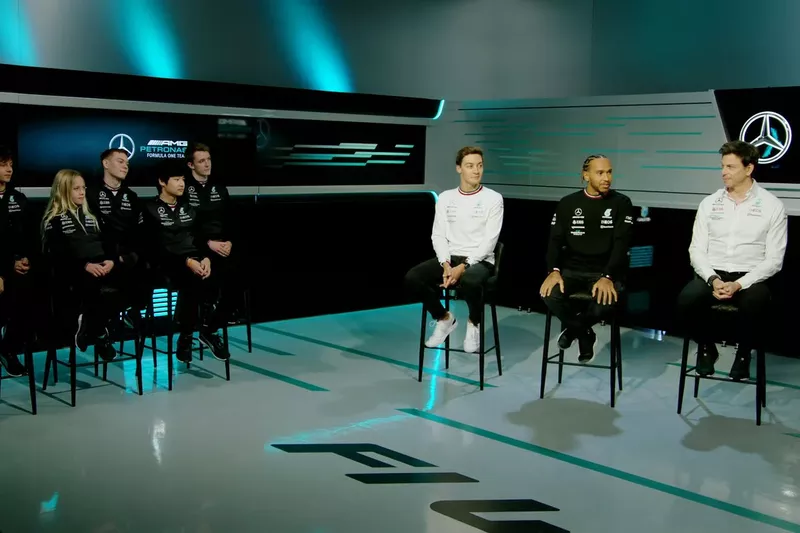 George Russell, Lewis Hamilton, Toto Wolff, Team Principal e CEO, Mercedes AMG con i piloti dello Junior Programme
