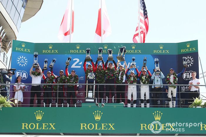 Podio: #7 Toyota Gazoo Racing Toyota GR010 - Hybrid Hypercar de Mike Conway, Kamui Kobayashi, José María López, #8 Toyota Gazoo Racing Toyota GR010 - Hybrid Hypercar de Sébastien Buemi, Ryo Hirakawa, Brendon Hartley , #709 Glickenhaus Racing Glickenhaus 007 LMH Hypercar de Ryan Briscoe, Richard Westbrook, Franck Mailleux 