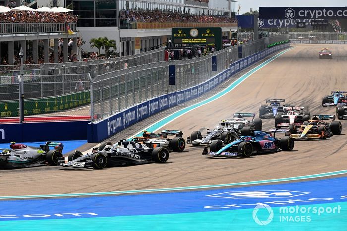 Lewis Hamilton, Mercedes W13, Pierre Gasly, AlphaTauri AT03, Lando Norris, McLaren MCL36, Fernando Alonso, Alpine A522, el resto del grupo en la salida