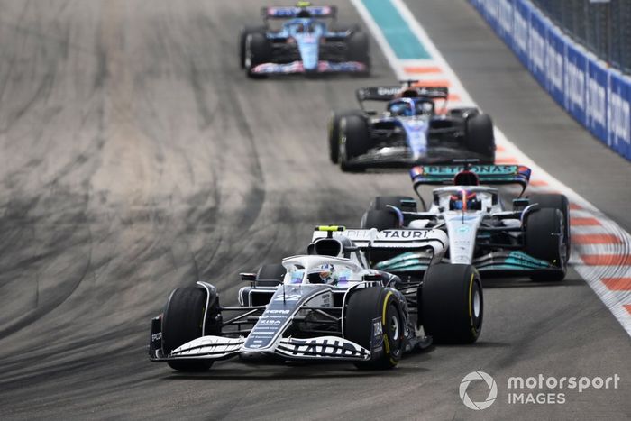 Yuki Tsunoda, AlphaTauri AT03, George Russell, Mercedes W13, Alex Albon, Williams FW44