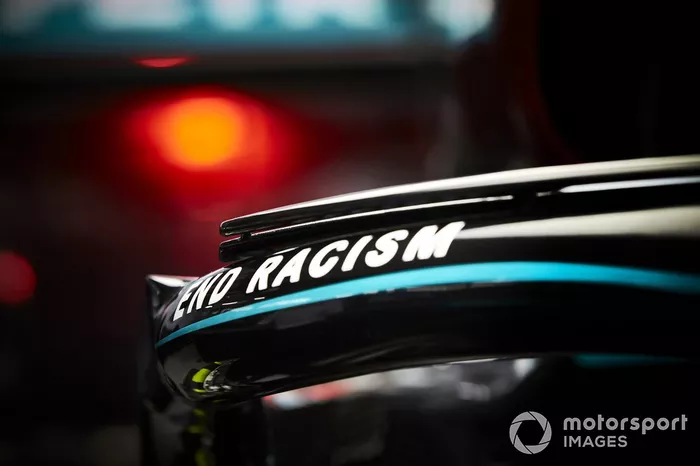Un mensaje del fin del racismo en el halo del Mercedes F1 W11