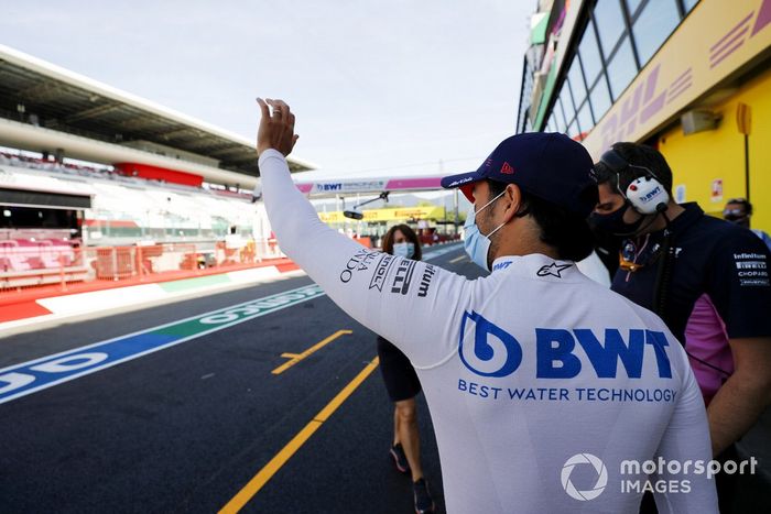 Sergio Perez, Racing Point, saluda a los fans