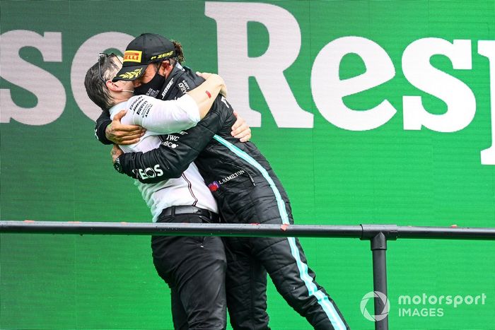 Podio: Peter Bonnington, ingeniero de Mercedes AMG, ganador de la carrera Lewis Hamilton, Mercedes-AMG F1