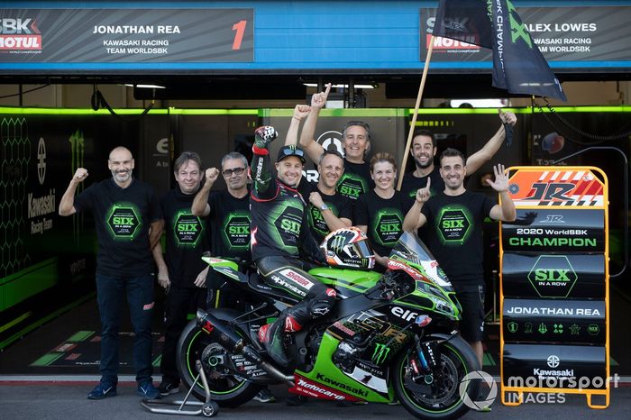 Jonathan Rea, del equipo Kawasaki Racing Team celebra su sexto Campeonato Mundial