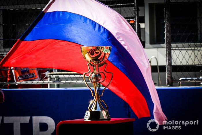 El trofeo en la parrilla