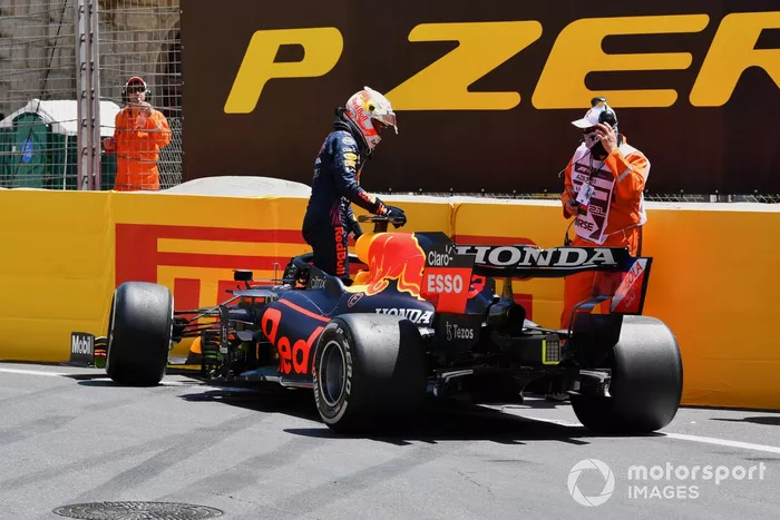 Los comisarios ayudan a Max Verstappen, Red Bull Racing RB16B, tras su accidente en la FP3