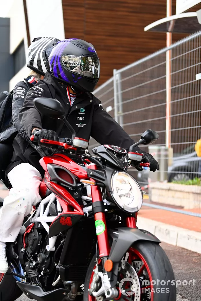Lewis Hamilton, Mercedes, en moto