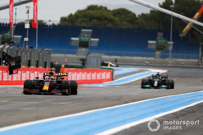 Max Verstappen, Red Bull Racing RB16B Lewis Hamilton, Mercedes W12 