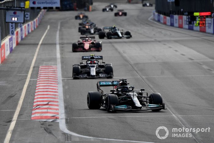 Lewis Hamilton, Mercedes W12, Pierre Gasly, AlphaTauri AT02, Charles Leclerc, Ferrari SF21
