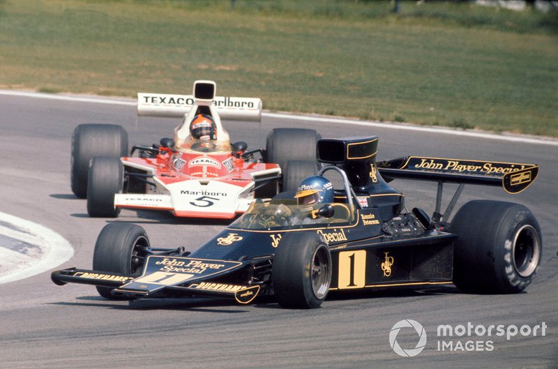 Ronnie Peterson, Lotus 76 Ford davanti a Emerson Fittipaldi, McLaren M23 Ford