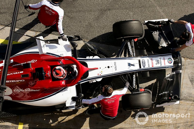 Kimi Raikkonen, Alfa Romeo Racing, s'arrête à son stand