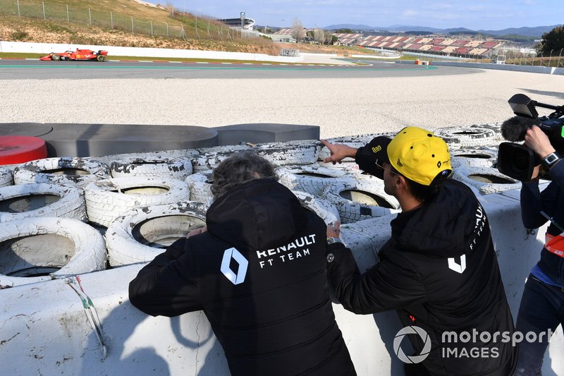 Daniel Ricciardo, Renault F1 Team y Alain Prost, Renault F1 Team Special Advisor ven las acciones mientras pasa Charles Leclerc, Ferrari SF90