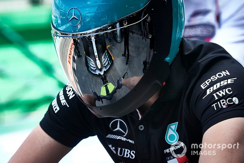Mercedes pit crew
