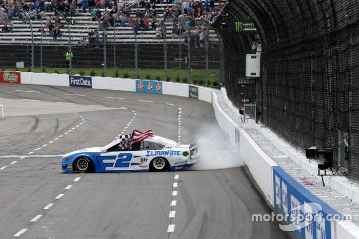 Ganador, Brad Keselowski, Team Penske, Ford Mustang Reese/DrawTite