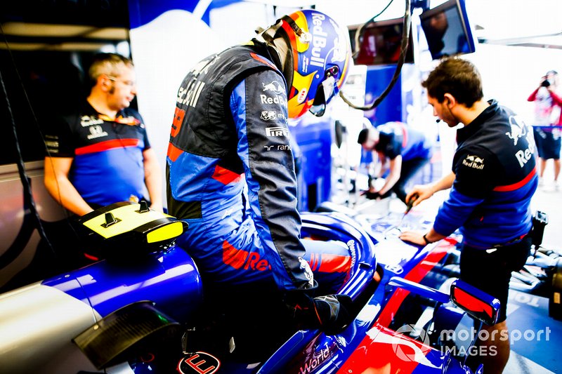 Alexander Albon, Toro Rosso, climbs into his car