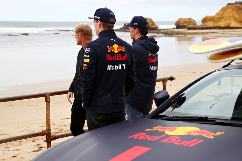 El tres veces campeón del mundo de surf Mick Fanning lleva a Max Verstappen y Pierre Gasly a surfear en Torquay