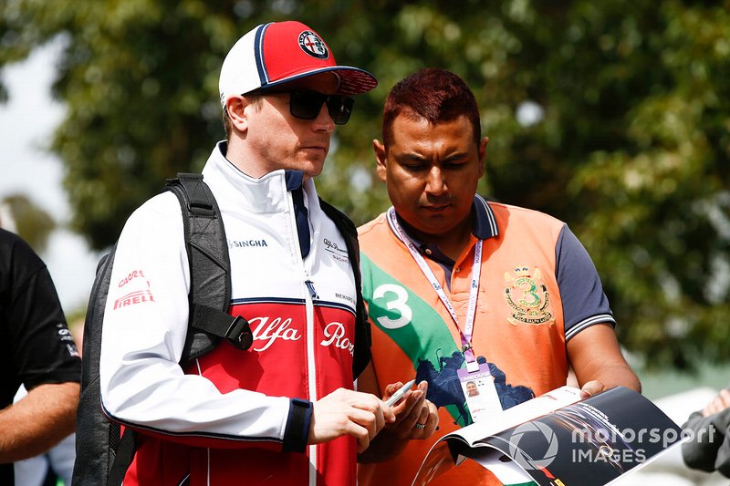 Kimi Raikkonen, Alfa Romeo Racing, firma autografi ai tifosi