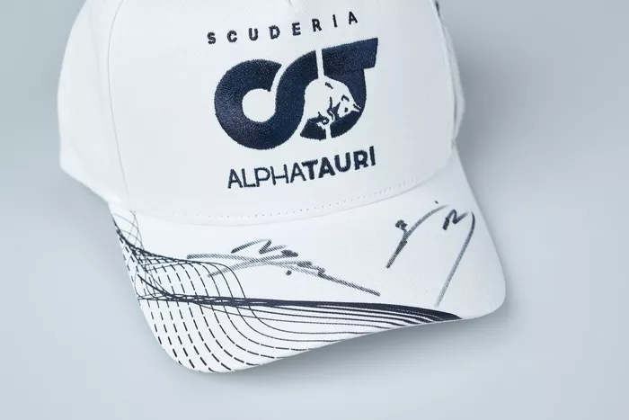 Gorra del equipo firmada, Nyck de Vries, Yuki Tsunoda