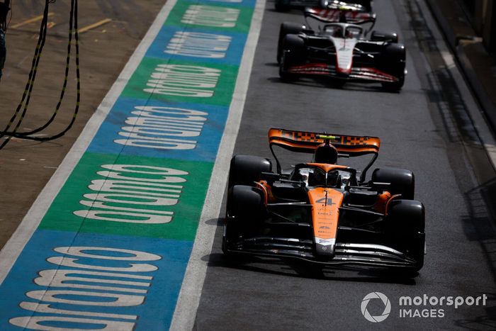 Lando Norris, McLaren MCL60, Nico Hulkenberg, Haas VF-23, en boxes