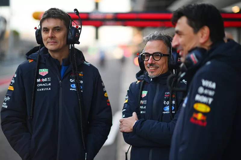 Laurent Mekies, director del equipo Red Bull Racing, Ben Waterhouse, jefe de ingeniería de rendimiento de Red Bull Racing.