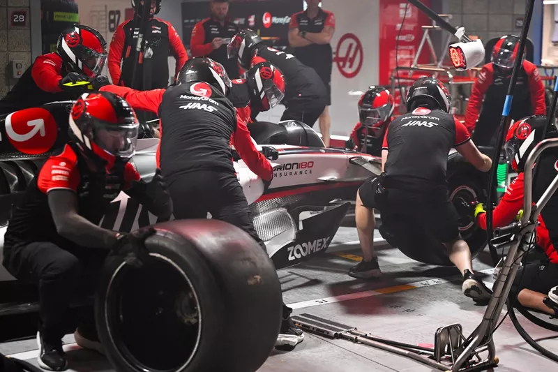 L'équipe Haas F1 s'entraîne à changer de pneus