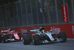 Льюис Хэмилтон, Mercedes AMG F1 W08, и Себастьян Феттель, Ferrari SF70H