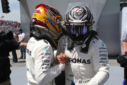 Le poleman Lewis Hamilton, Mercedes AMG F1 et Valtteri Bottas, Mercedes AMG F1 dans le parc fermé