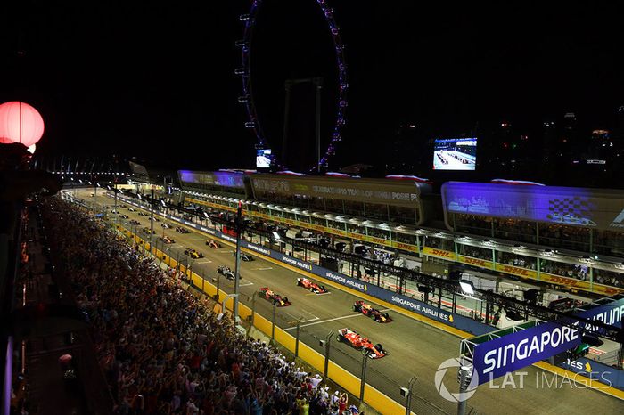 Sebastian Vettel, Ferrari SF70H sale primero