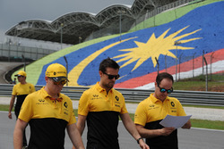 Jolyon Palmer, Renault Sport F1 Team walks the track