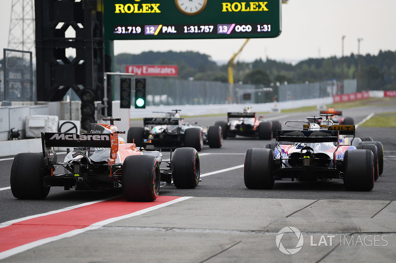 Pierre Gasly, Scuderia Toro Rosso STR12, dan Fernando Alonso, McLaren MCL32