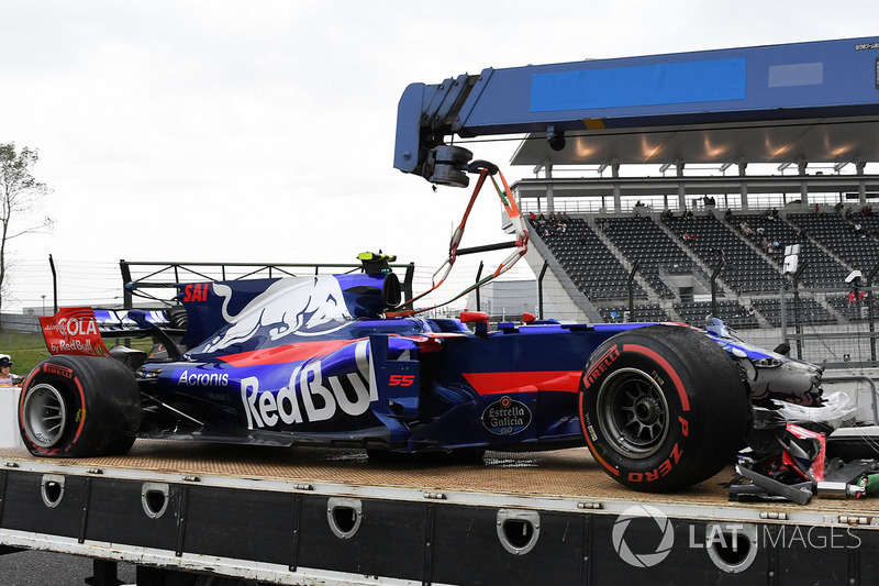 EL coche chocado de Carlos Sainz Jr., Scuderia Toro Rosso STR12 es removido