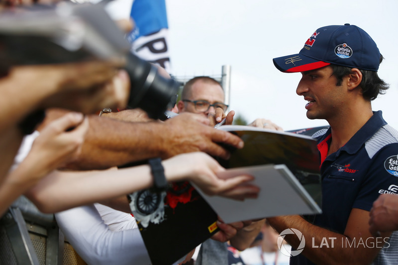 Carlos Sainz Jr., Scuderia Toro Rosso, signs autographs for fans