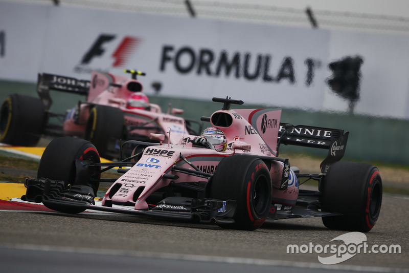 Sergio Perez, Force India VJM10, delante de Esteban Ocon, Force India VJM10