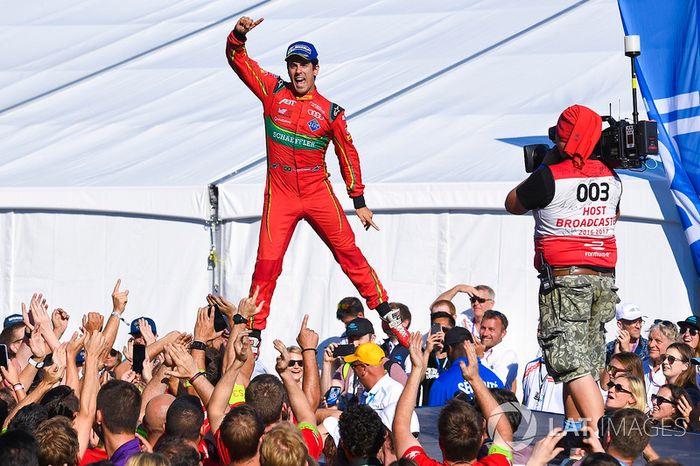 Lucas di Grassi, ABT Schaeffler Audi Sport, salta en el podio