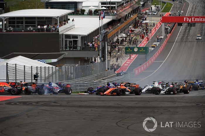 Max Verstappen, Red Bull Racing RB13, Fernando Alonso, McLaren MCL32, Daniil Kvyat, Scuderia Toro Rosso STR12, chocan