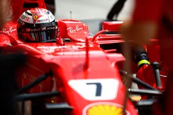  Kimi Raikkonen, Ferrari, stops in his pit