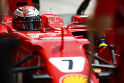 Kimi Raikkonen, Ferrari, stops in his pit