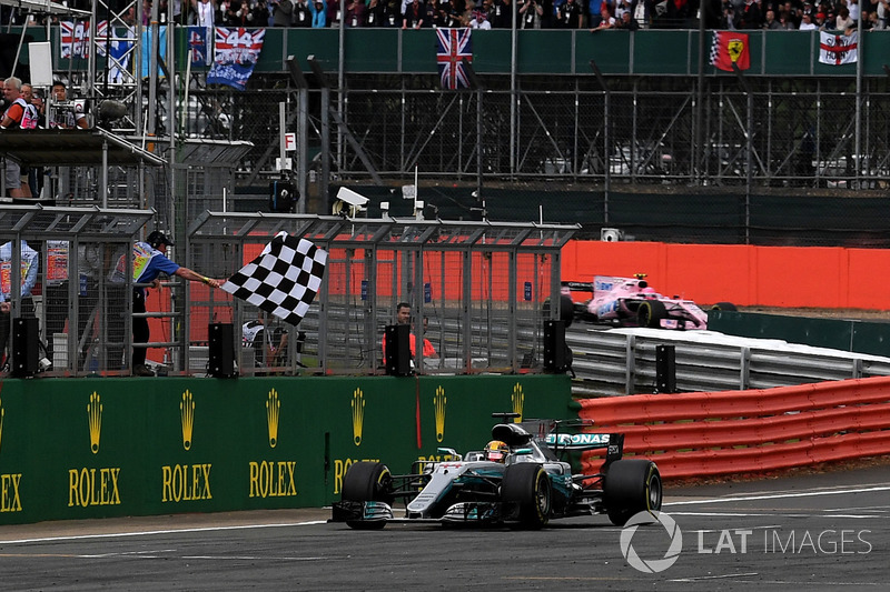 Pela quinta vez em Silverstone, Lewis Hamilton recebeu a bandeira quadriculada em primeiro.
