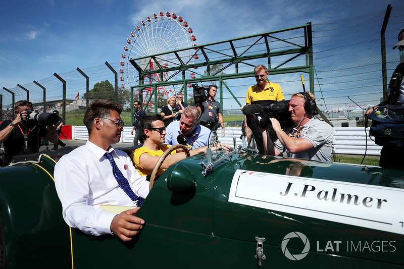 Jolyon Palmer, Renault Sport F1 Team en discussion avec Johnny Herbert, Sky TV lors de la parade des pilotes