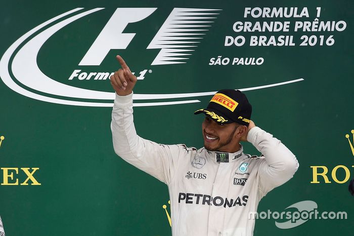 Podium: ganador, Lewis Hamilton, Mercedes AMG F1