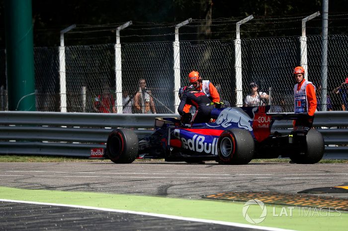 Carlos Sainz Jr., Scuderia Toro Rosso STR12 detenido en la pista