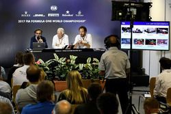 Laurent Mekies, Director de seguridad de la FIA, Charlie Whiting, delegado de la FIA y Matteo Boncia