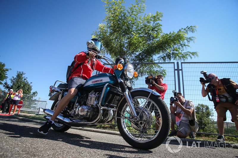 Гран Прі Угорщини. Себастьян Феттель, Ferrari, на своєму мотоциклі Suzuki 750