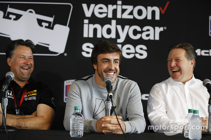 Michael Andretti, dueño de Andretti Autosport, Fernando Alonso y Zak Brown en la conferencia de prensa