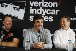 Michael Andretti, patron d'Andretti Autosport, Fernando Alonso, et Zak Brown lors de la conférence de presse