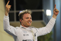 Победитель гонки - Нико Росберг, Mercedes AMG F1 празднует в закрытом парке