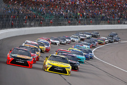 Start: Martin Truex Jr., Furniture Row Racing Toyota leads