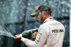 Winnaar Lewis Hamilton, Mercedes AMG F1 viert op het podium